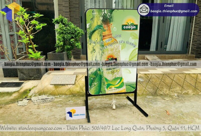 Bảng Hiệu Hộp Đèn Mica Đứng Là Gì? Giải Pháp Quảng Cáo Nổi Bật Thu Hút