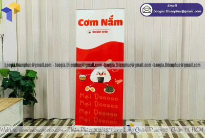 Báo Giá Standee Cuốn Nhôm Mới Nhất 2026 – Xưởng Sản Xuất Trực Tiếp