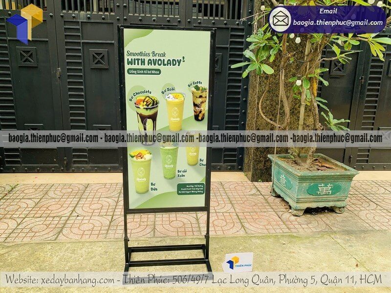 Mẫu Standee Đứng 2 Mặt Chân Sắt Ngoài Trời Bền Bỉ Thách Thức Thời Tiết