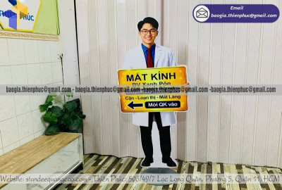 Standee Quảng Cáo Hình Người Thiết Kế Đẹp – Trưng Bày Chuyên Nghiệp