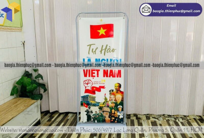 Đặt Làm Standee Chân Sắt Căng Bạt: Khung Sắt Vững Chắc, In Bạt Sắc Nét