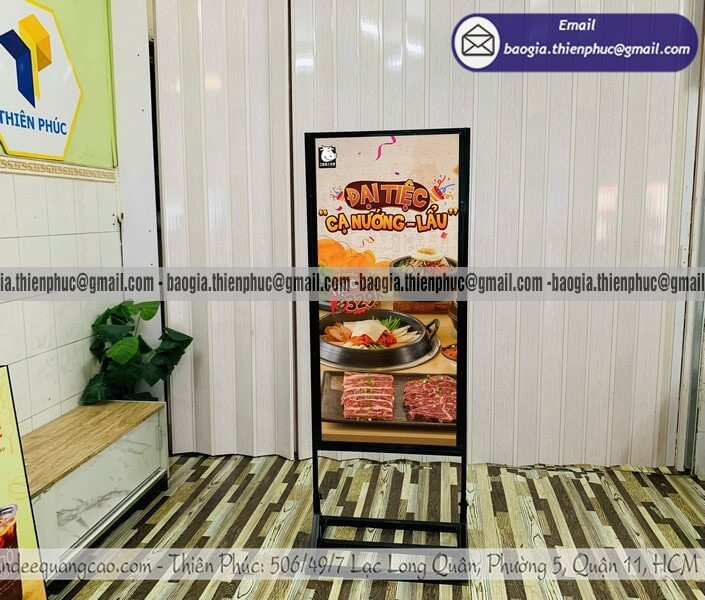 Nơi Sản Xuất Standee Chân Sắt Đứng Ở TPHCM – Giá Rẻ, Thiết Kế Miễn Phí
