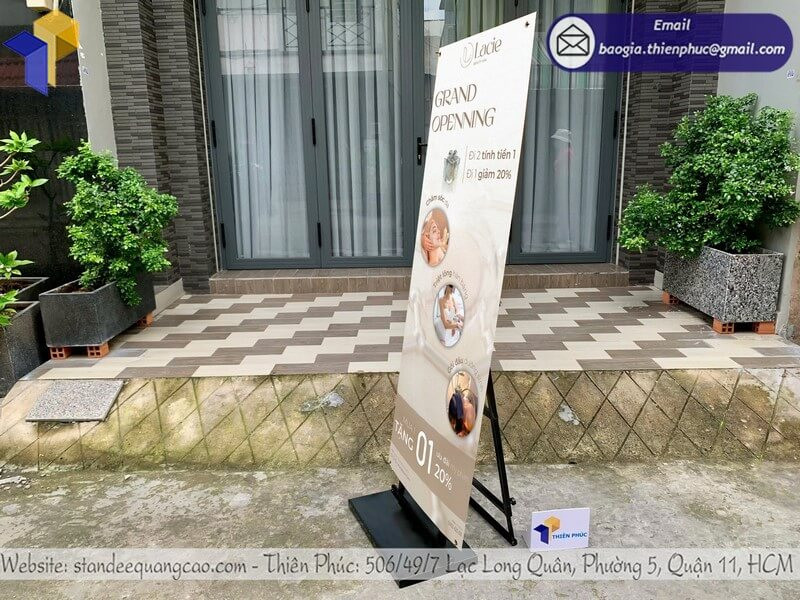 Mua Standee Chân Sắt Ngoài Trời – Quảng Cáo Rõ Nét, Gây Ấn Tượng Mạnh