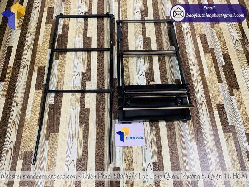 Mua Standee Chân Sắt Ngoài Trời – Quảng Cáo Rõ Nét, Gây Ấn Tượng Mạnh