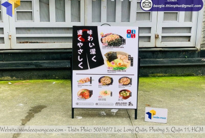 Standee Gấp Gọn Giá Rẻ – Gọn Nhẹ, Dễ Di Chuyển, Quảng Cáo Nổi Bật!