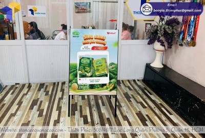 Mua Standee Chân Sắt Giá Tốt – Chắc Chắn, Ổn Định, Dùng Được Lâu