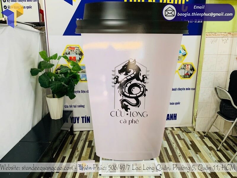 Mẫu Standee Ly Cà Phê Hot Nhất Hiện Nay – Gợi Ý Thiết Kế Cho Chủ Quán