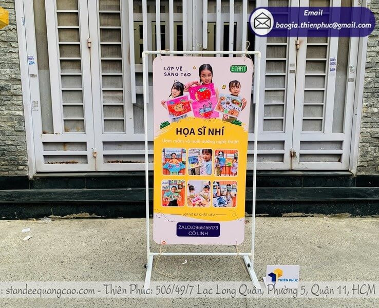 Standee Giá Treo Kiểu Cửa Giá Rẻ – Nhẹ, Bền, Gọn Và Hiệu Quả Quảng Cáo