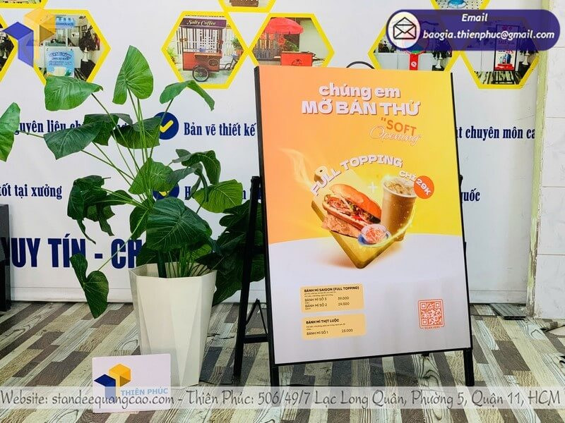 Khám phá mẫu standee quảng cáo ấn tượng – Tăng nhận diện thương hiệu