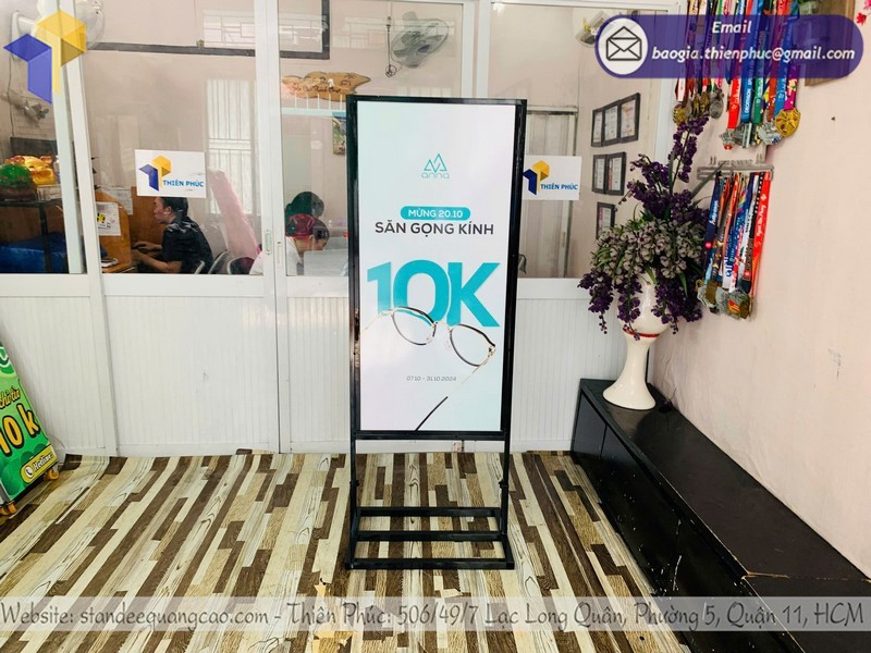 Vai trò quan trọng của standee chân sắt đứng