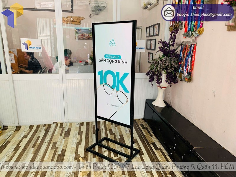Vai trò quan trọng của standee chân sắt đứng