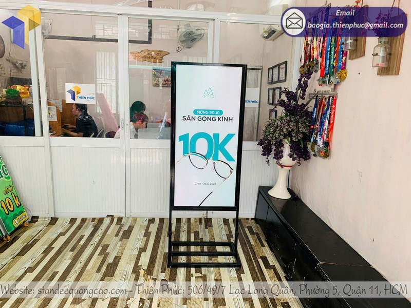 Vai trò quan trọng của standee chân sắt đứng