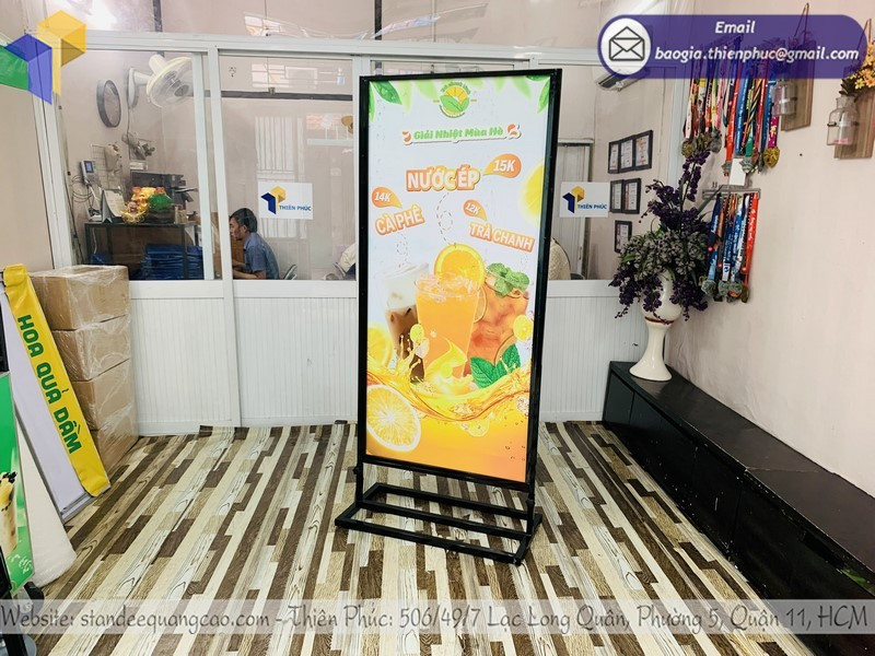 Lợi ích khi lựa chọn standee chân sắt ngoài trời quảng bá