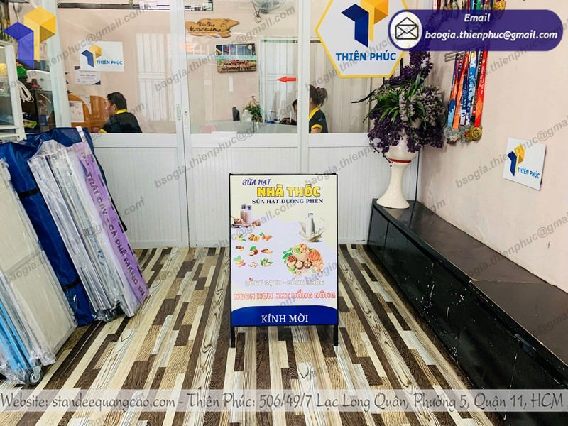 Lên ý tưởng thiết kế ĐỘC LẠ cho standee khung chữ A