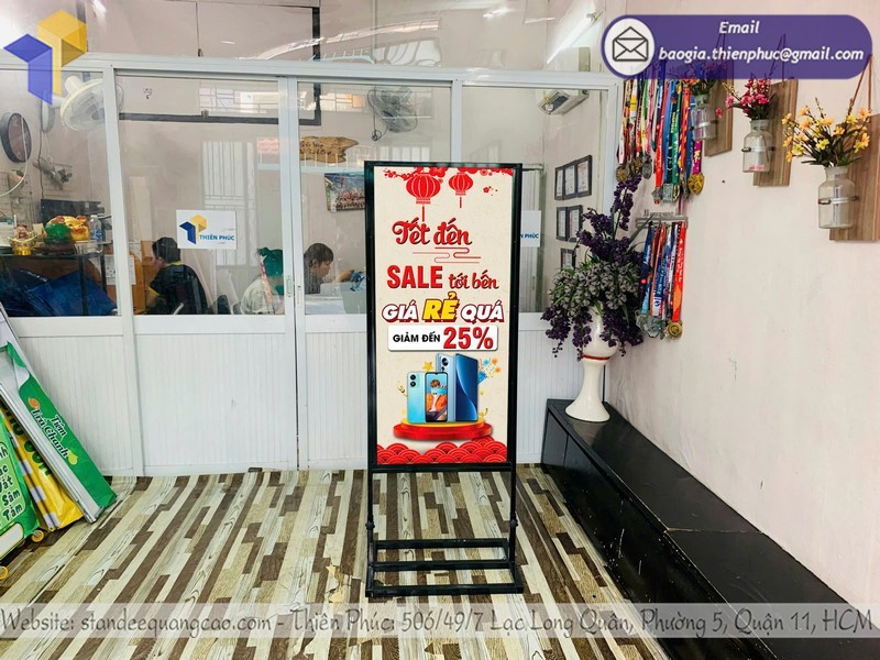 Tạo chiến lược marketing của standee khung sắt ốp format