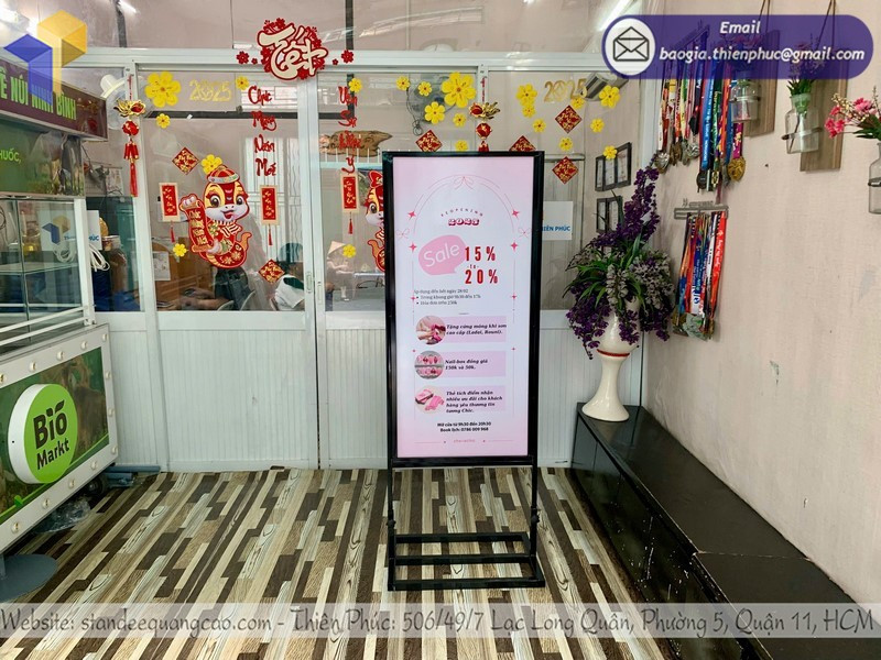 Hiệu quả kinh doanh khi sử dụng standee khung sắt ốp format