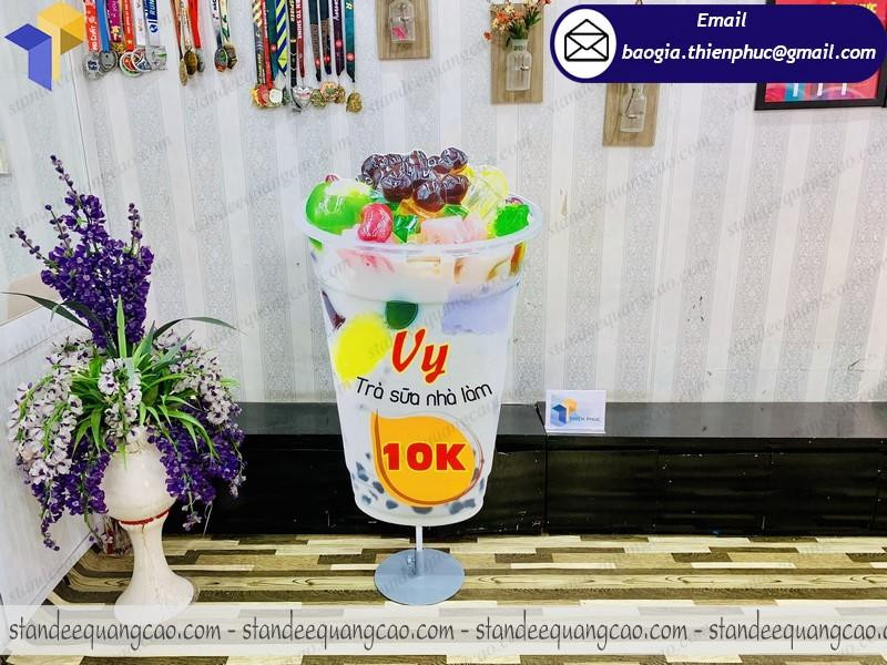 Quảng cáo thương hiệu bằng standee mô hình ly trà sữa