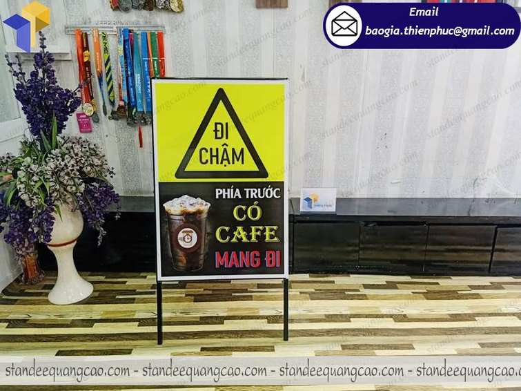 Standee quảng cáo chữ A giá rẻ gấp gọn tiện dụng