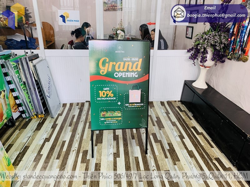 Lên ý tưởng thiết kế cho standee quảng cáo chữ A