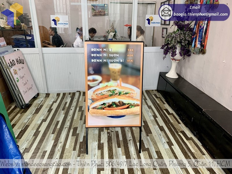 Chọn ý tưởng và phong cách của standee quảng cáo chữ A