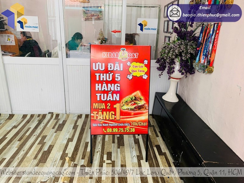 Triển khai kế hoạch kinh doanh với standee quảng cáo chữ A