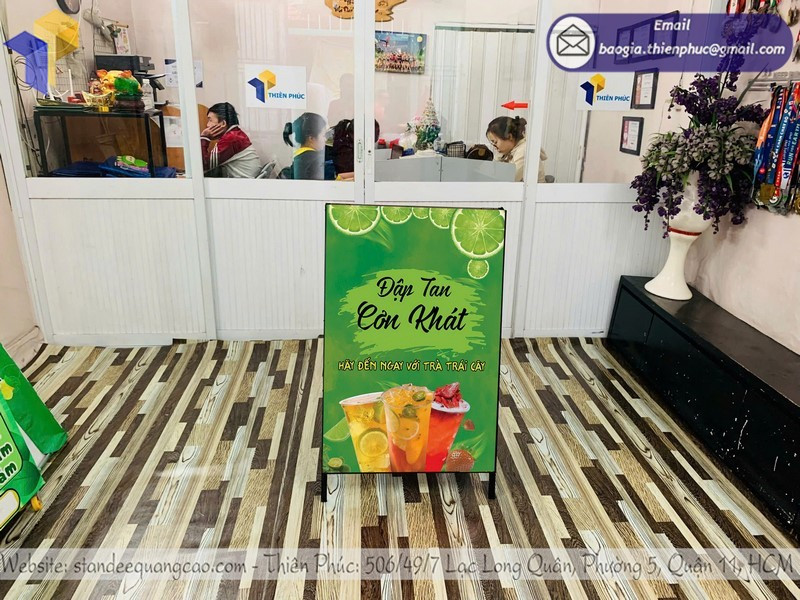 Quảng bá hình ảnh thương hiệu nhờ standee quảng cáo chữ A