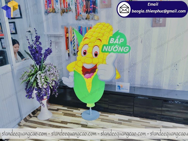 Lợi ích chồng chất với mẫu standee mô hình quảng cáo đẹp