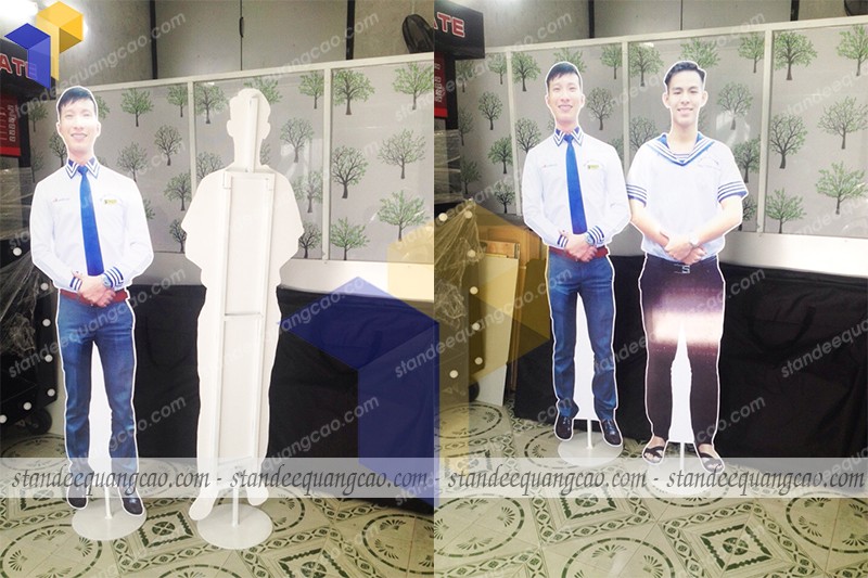 standee mo hinh nguoi quang cao