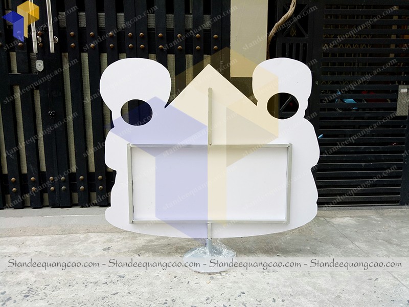 ban standee gia re