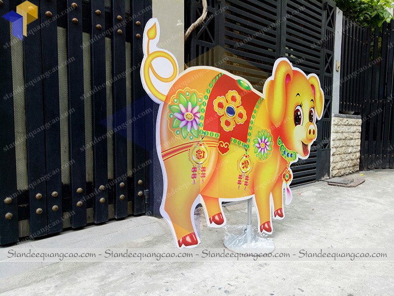 ban standee quang cao