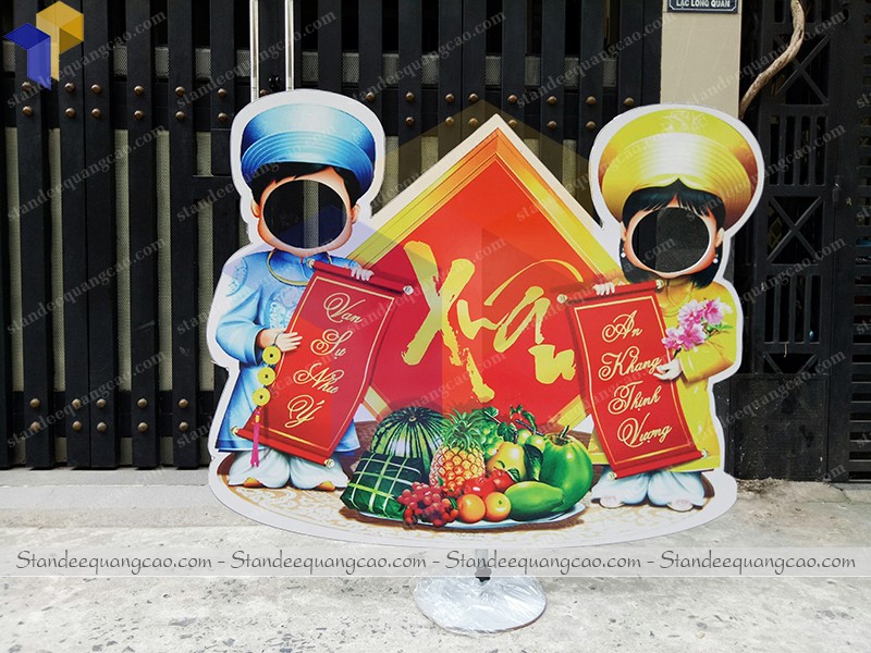 standee mo hinh nhan vat