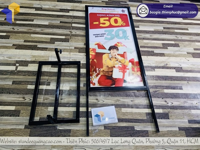 gia công standee khung sắt ốp formex