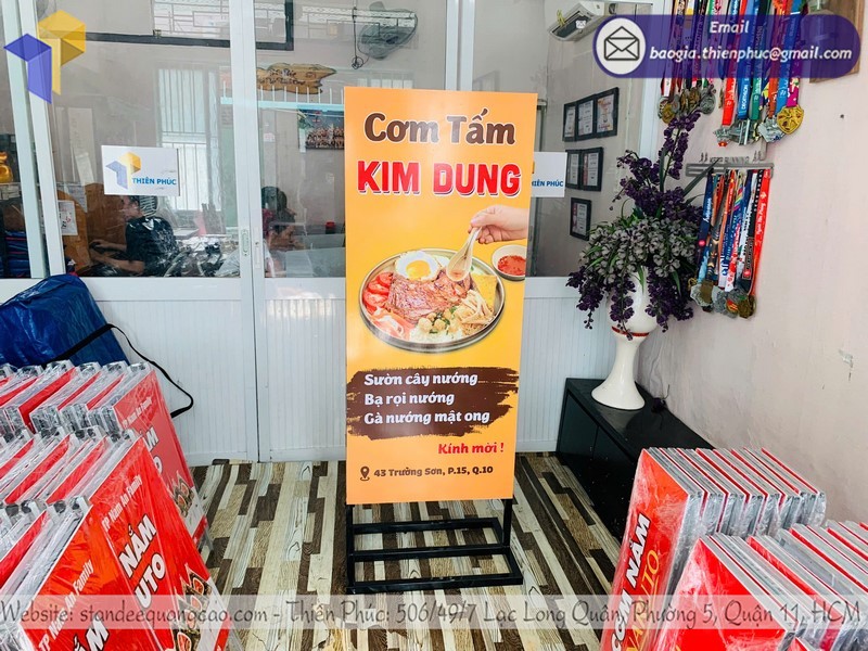 standee chân sắt đứng hai mặt