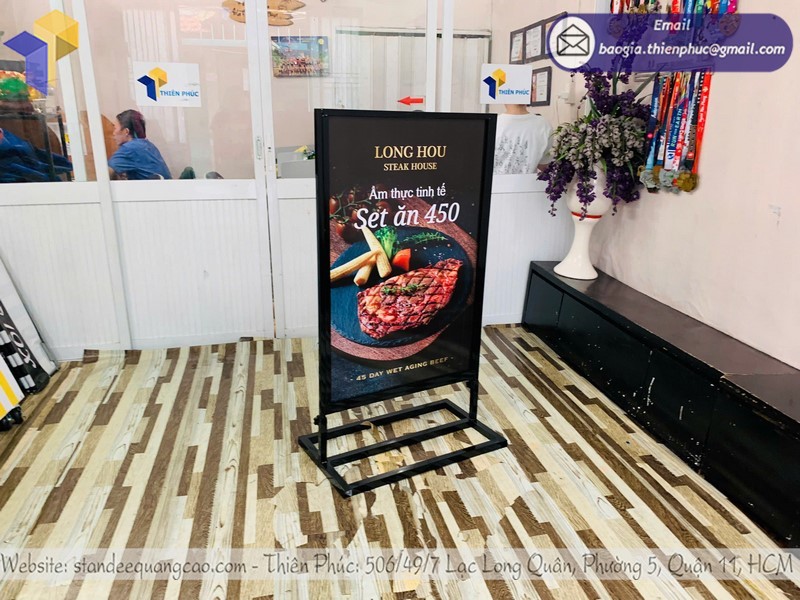 standee chân sắt ngoài trời rẻ