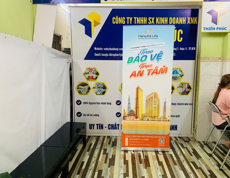 standee cuốn nhôm cao cấp