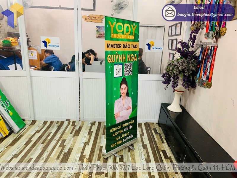 standee cuốn nhôm rẻ