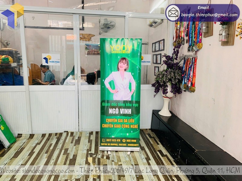 standee đế sắt căng bạt