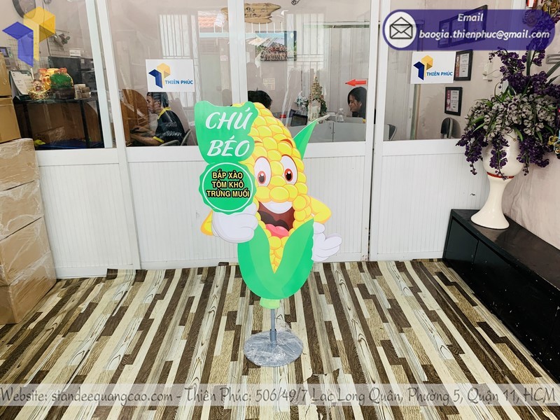 standee hoạt hình quảng cáo