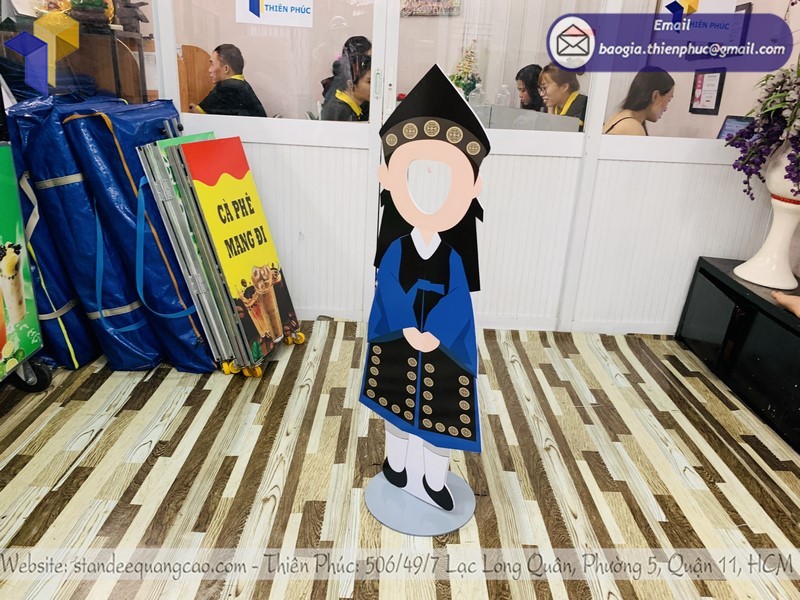 standee khoét mặt chụp ảnh đẹp