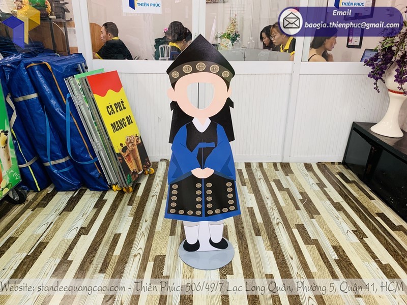 standee khoét mặt chụp ảnh uy tín