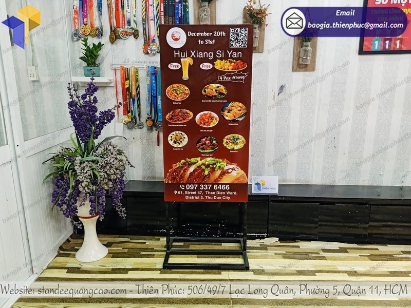 standee khung sắt ốp formex