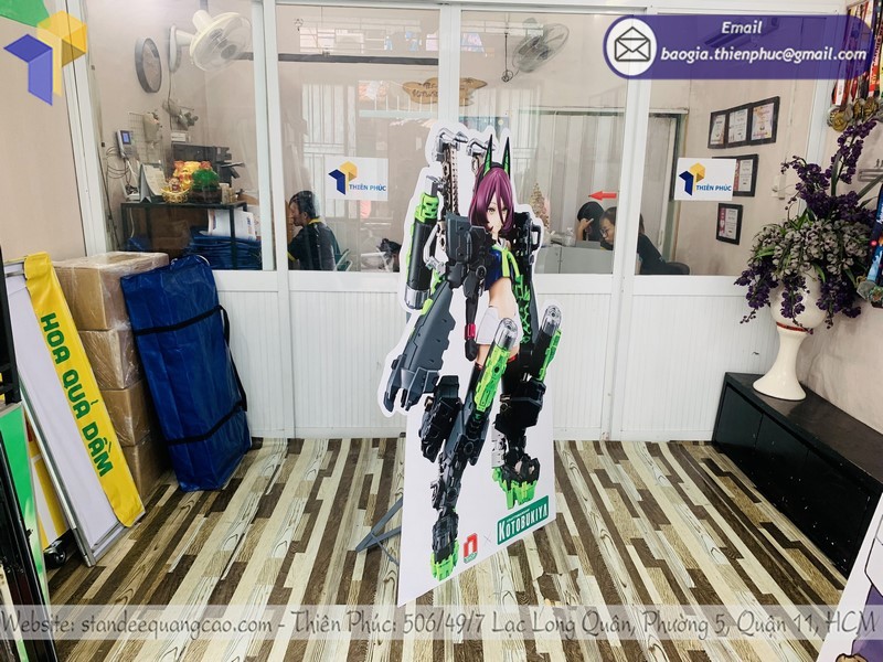 standee mockup nhân vật rẻ