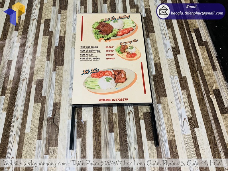 standee ngoài trời cho quán cơm rẻ