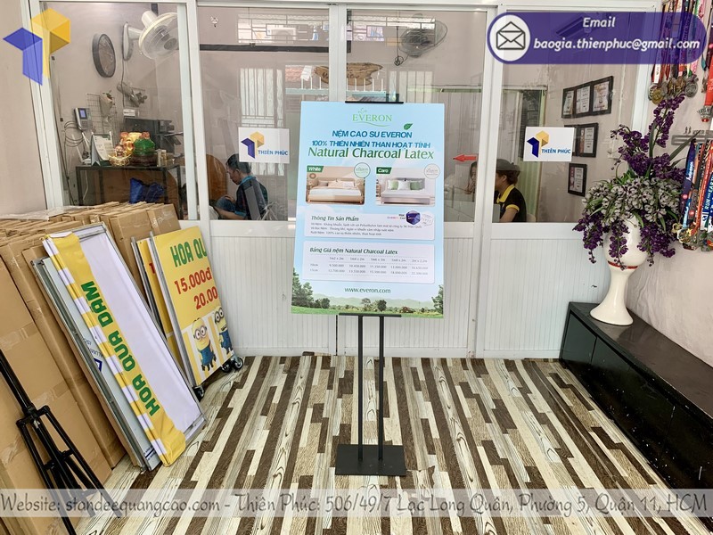 Standee quảng cáo cửa hàng đẹp