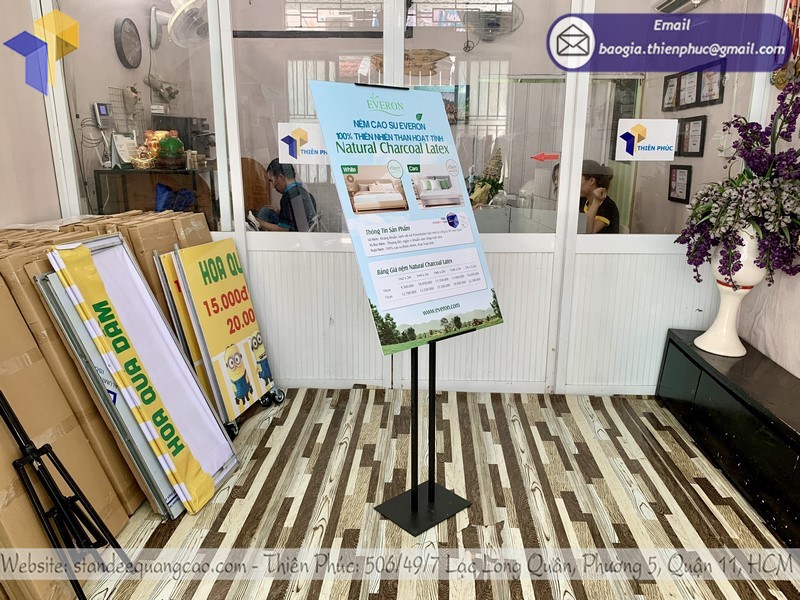 Standee quảng cáo cửa hàng rẻ