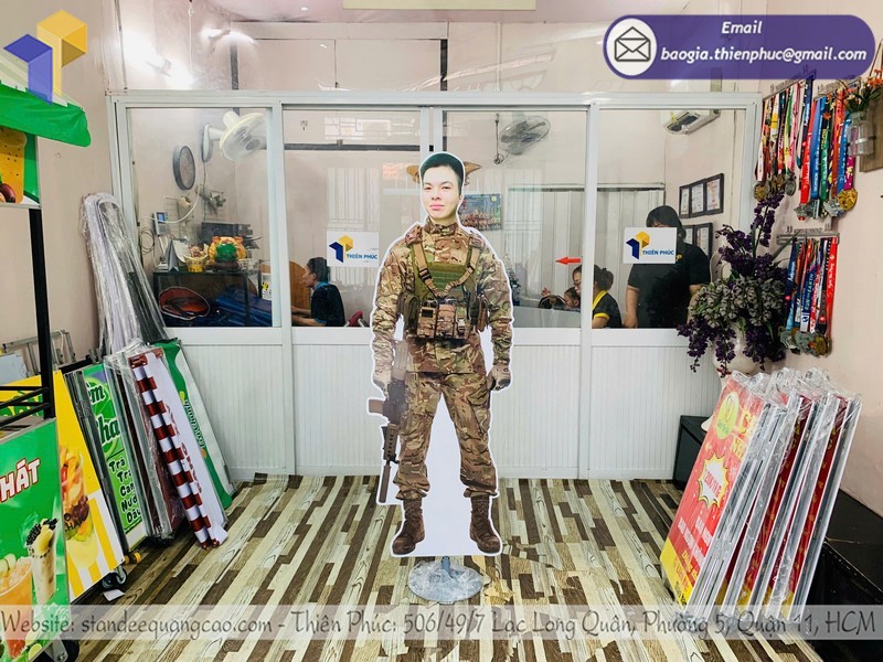 standee quảng cáo hình người