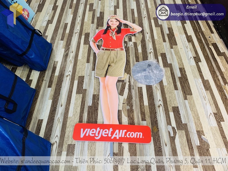 standee tiếp viên hàng không gọn