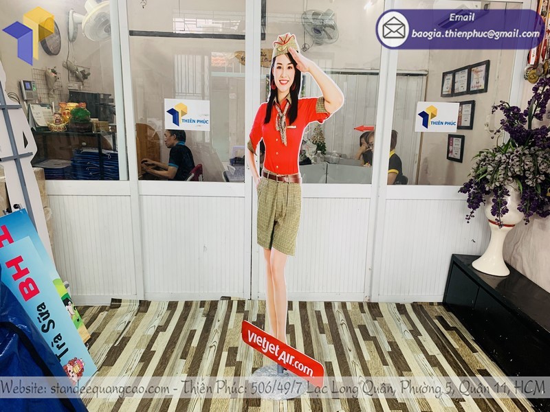 standee tiếp viên hàng không rẻ