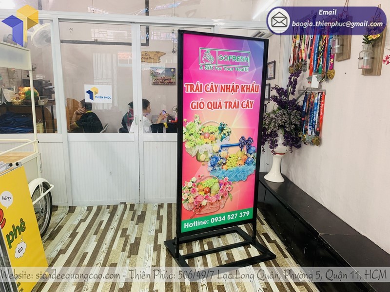 Standee trưng bày 2 mặt đẹp