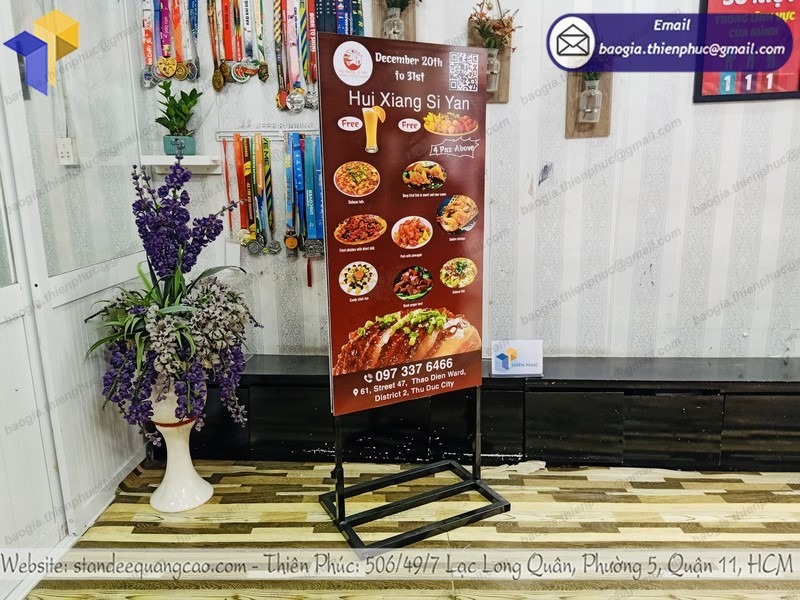 thiết kế standee khung sắt ốp formex